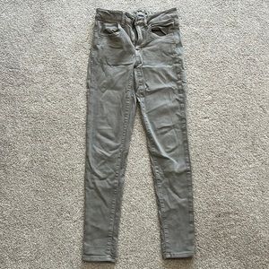 Super soft skinny jeans in a grey color with a faint camo pattern